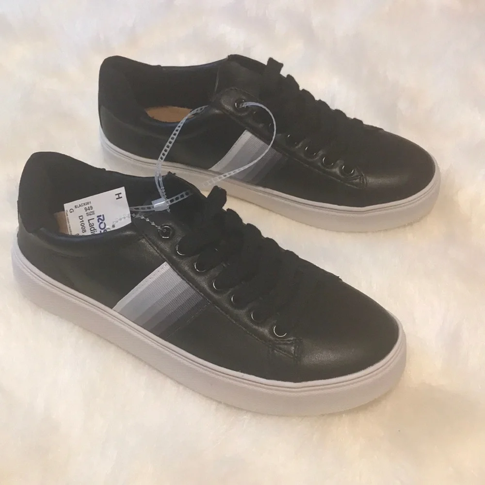 Ellen DeGeneres patrina sneakers.